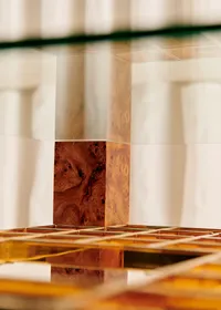 Table basse vintage en bois, laiton et plateau en verre - Bois — view 5