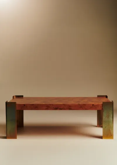 Table basse vintage en loupe d'orme et piètement en laiton - Loupe d'orme