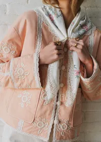 Veste Dakota - Sézane x SEA NY - Broderie Contrastée Écru Fond Rose Pastel — view 2
